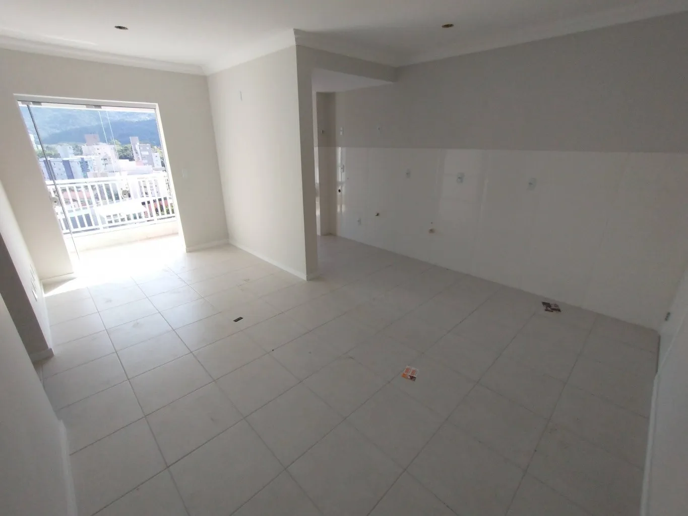 Apartamento com dois dormitórios sendo uma suíte, sacada com churrasqueira e uma vaga de garagem. — foto 3