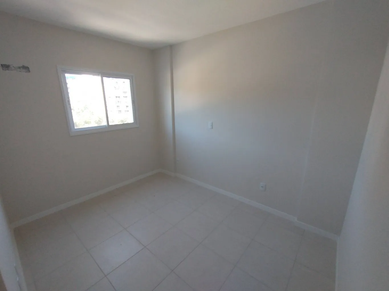 Apartamento com dois dormitórios sendo uma suíte, sacada com churrasqueira e uma vaga de garagem. — foto 4