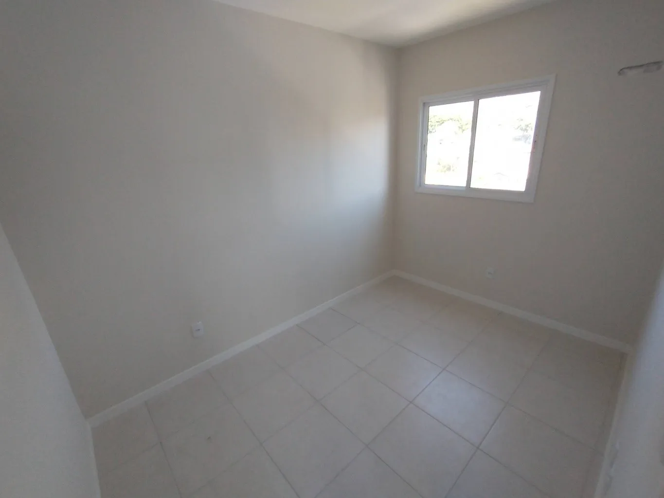 Apartamento com dois dormitórios sendo uma suíte, sacada com churrasqueira e uma vaga de garagem. — foto 5