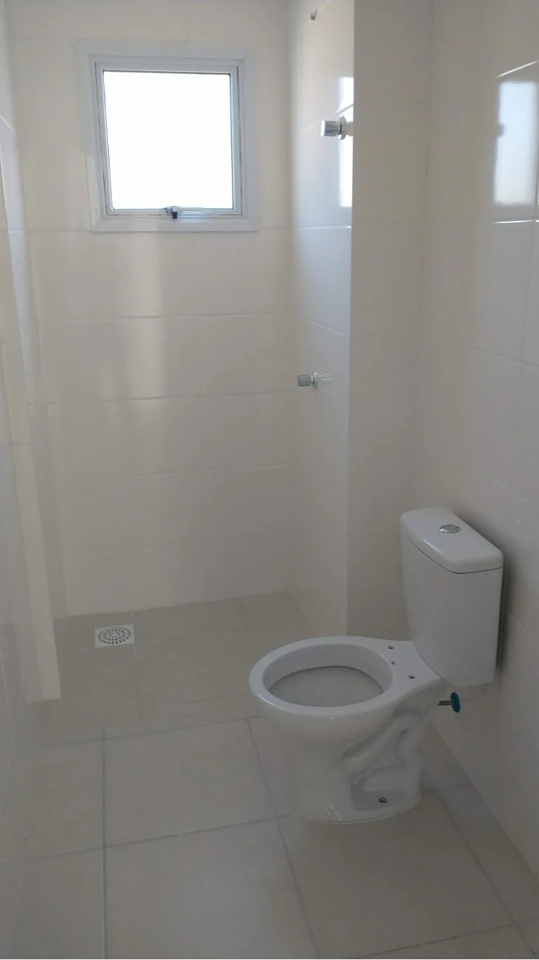 Apartamento com dois dormitórios sendo uma suíte, sacada com churrasqueira e uma vaga de garagem. — foto 6