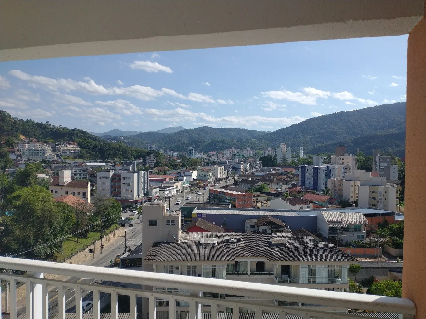 Apartamento com dois dormitórios sendo uma suíte, sacada com churrasqueira e uma vaga de garagem. — foto 7