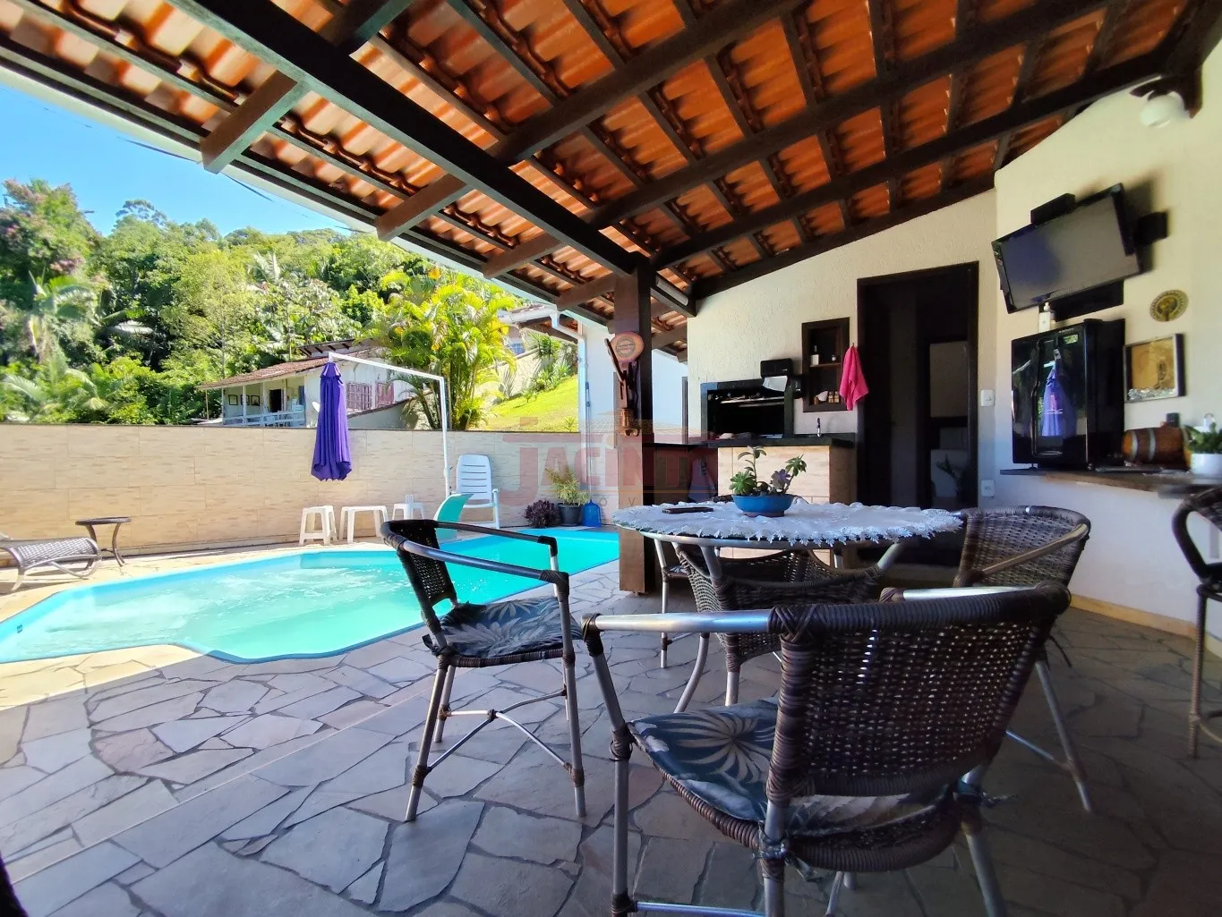 Casa com piscina no bairro Boa Vista. - foto 1