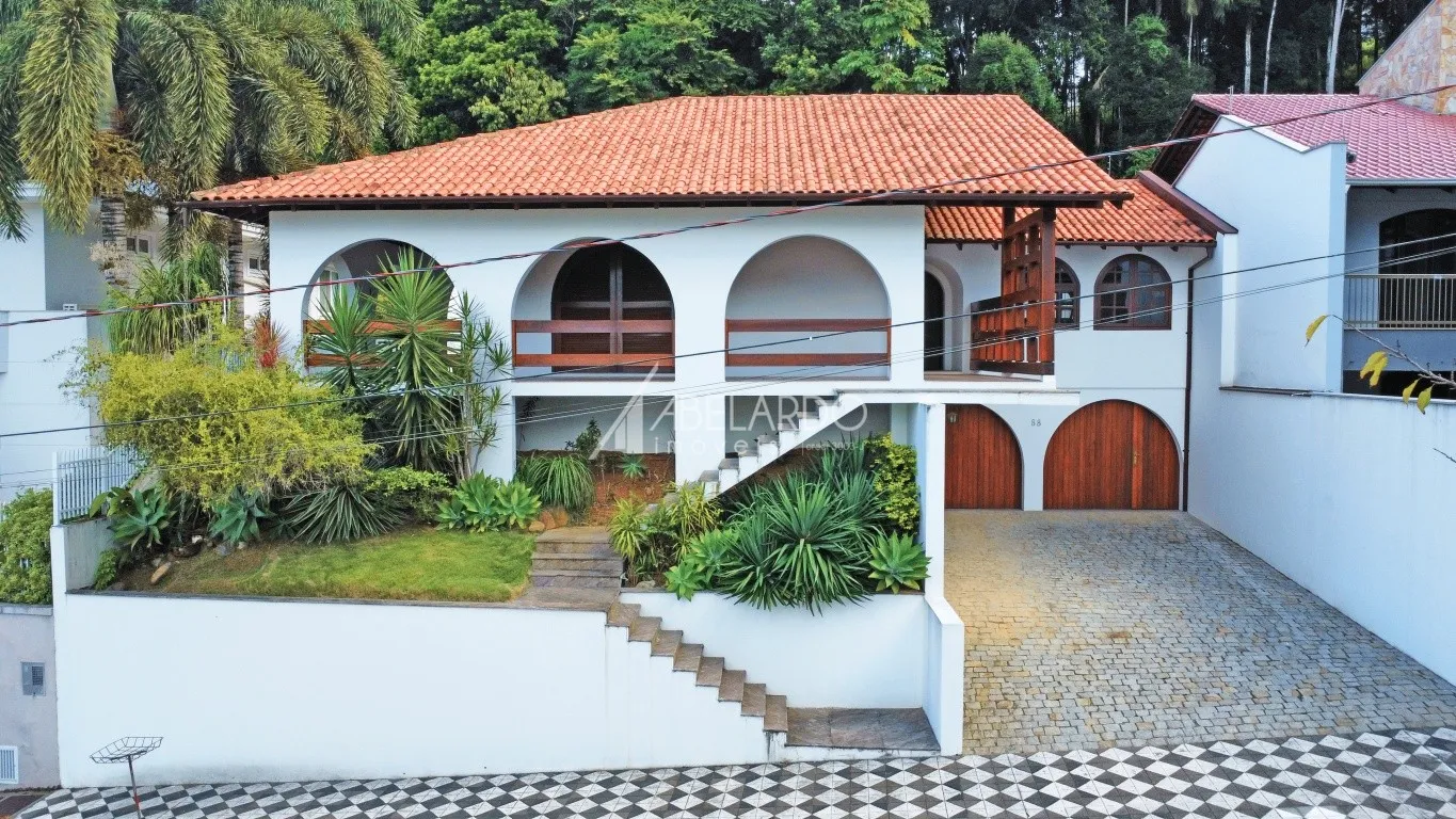 RESIDÊNCIA DOS SEUS SONHOS - 4 AMPLOS DORMITÓRIOS, PISCINA, GARAGEM PARA 3 AUTOMÓVEIS - BAIRRO VELHA - foto 1