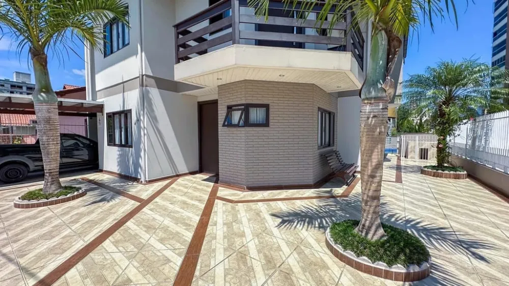 Luxuosa Casa com 3 Dormitórios - Indaial — foto 3