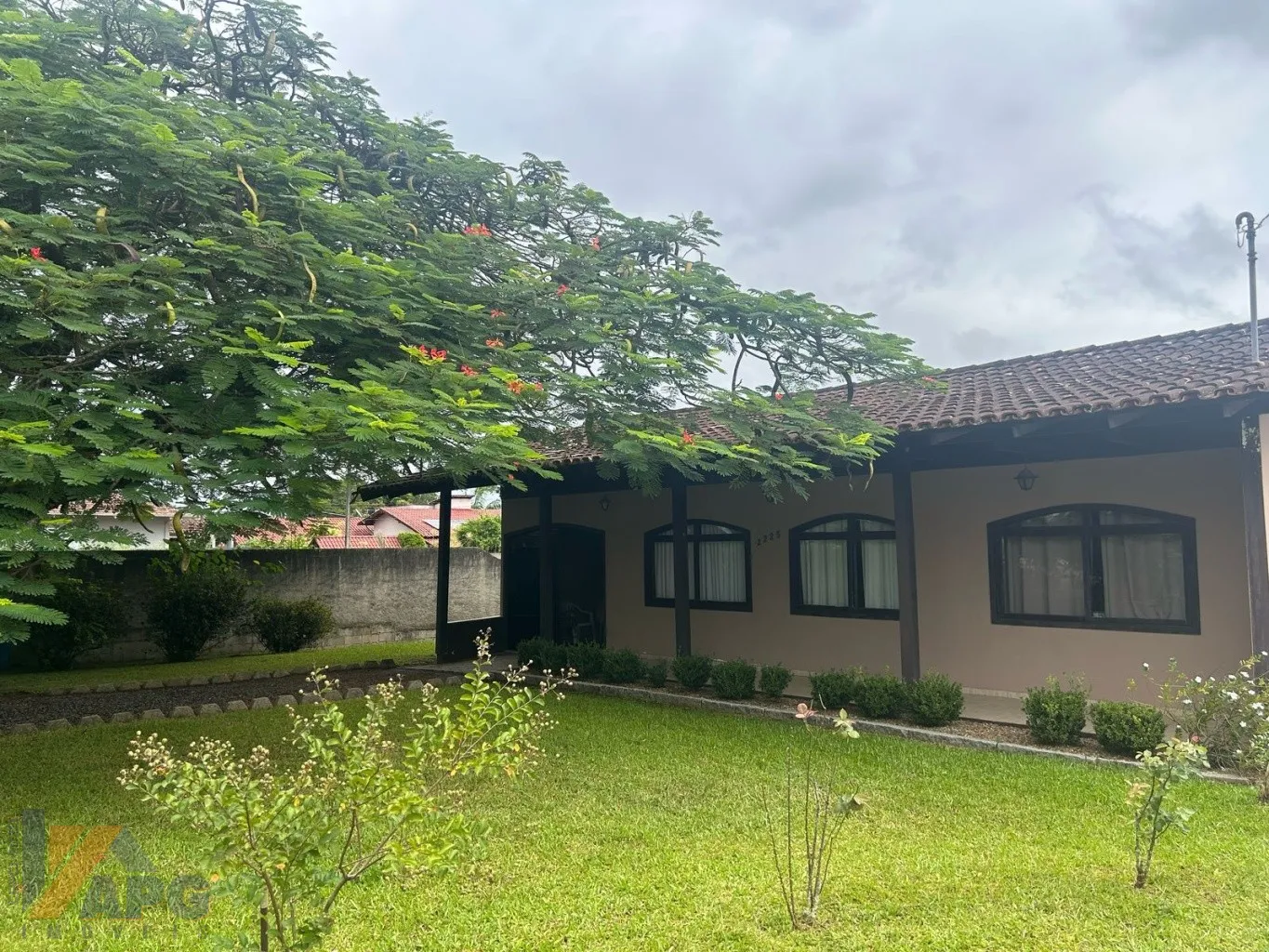 Casa na Rua Itajaí com amplo terreno de 800m2. - foto 1