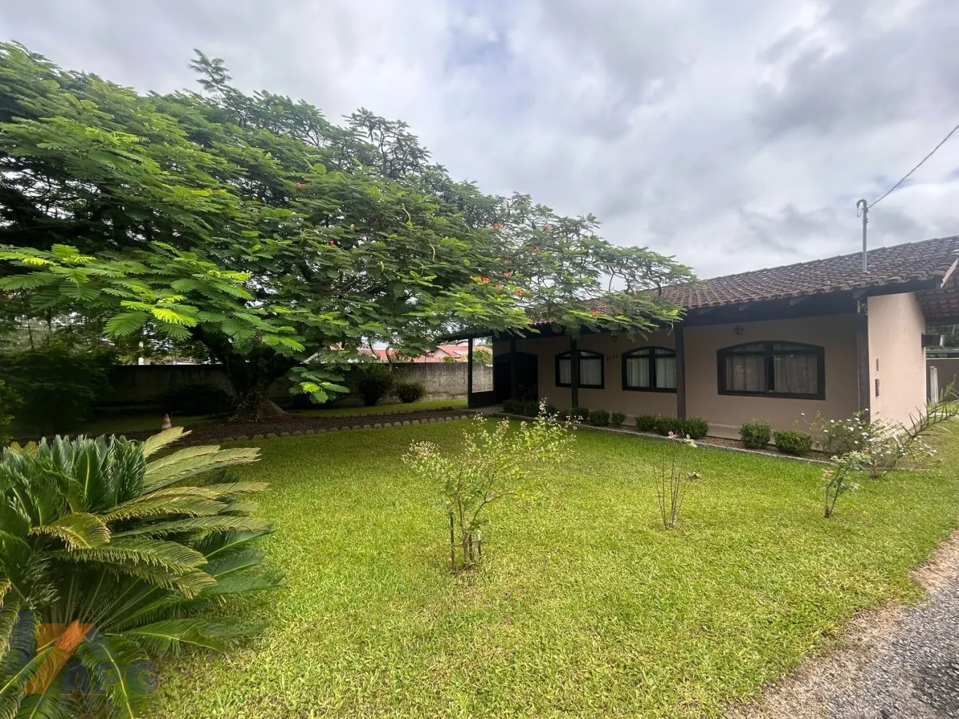 Casa na Rua Itajaí com amplo terreno de 800m2. — foto 2