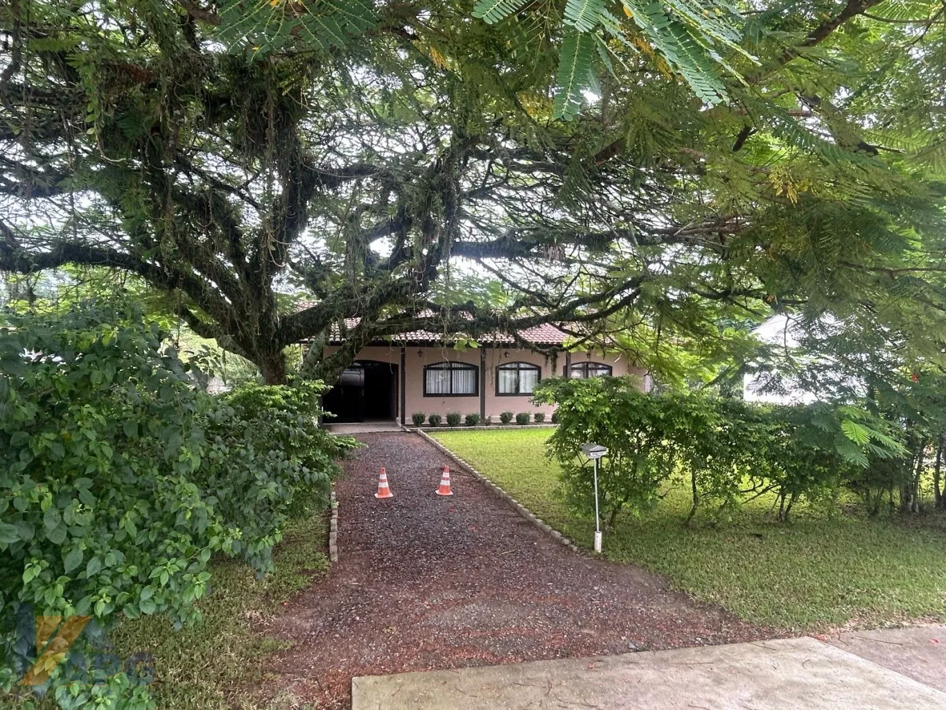Casa na Rua Itajaí com amplo terreno de 800m2. — foto 5