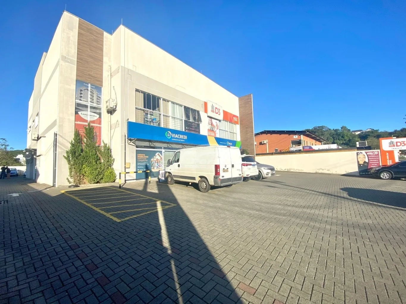 Imóvel com 45m, localizado no segundo piso, banheiros compartilhados com as outras salas e vagas de garagem rotativas. Obs: proprietário irá pintar assim que alugar. - foto 1