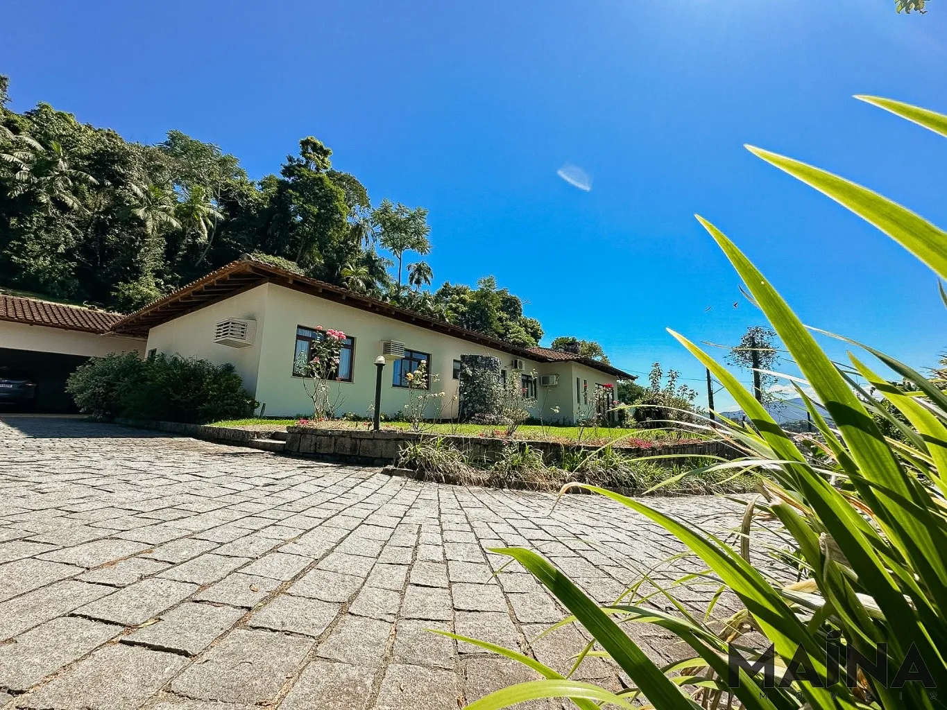 Belíssima Casa plana, de 3 dormitórios sendo 1 suíte no bairro Escola Agrícola, com amplo espaço de terreno - foto 1