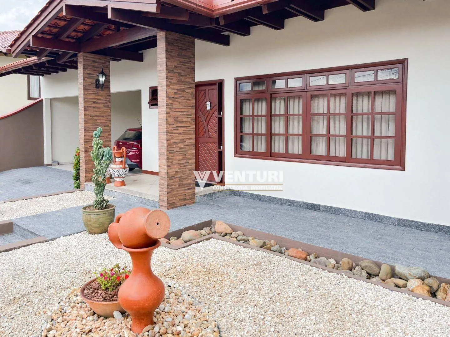 Casa com 3 dormitórios à venda, sendo 1 suíte com hidromassagem, por R$ 1.800.000 - Velha - Blumenau/SC - foto 1