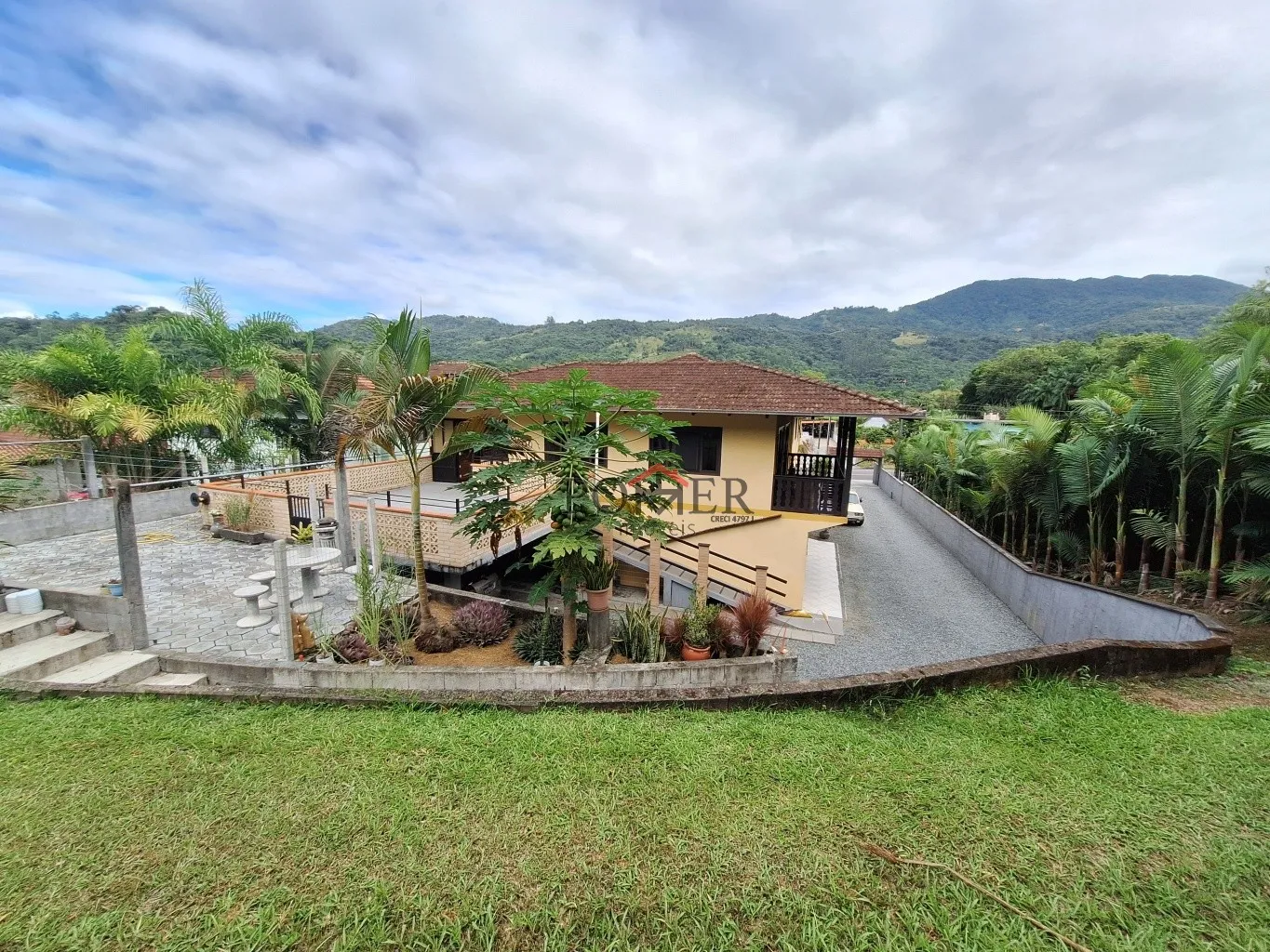 Ampla Casa no Bairro Testo Alto em Pomerode, com 540,53m de construção, num terreno com 10.190,00m. - foto 1