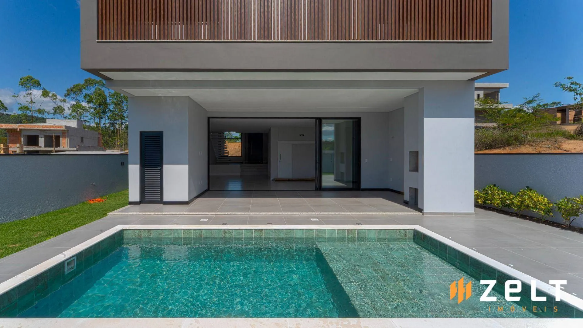 Casa Nova de Alto Padrão com 4 Suites e Piscina, à venda em Condominio Fechado no bairro Ponta Aguda - Blumenau — foto 2