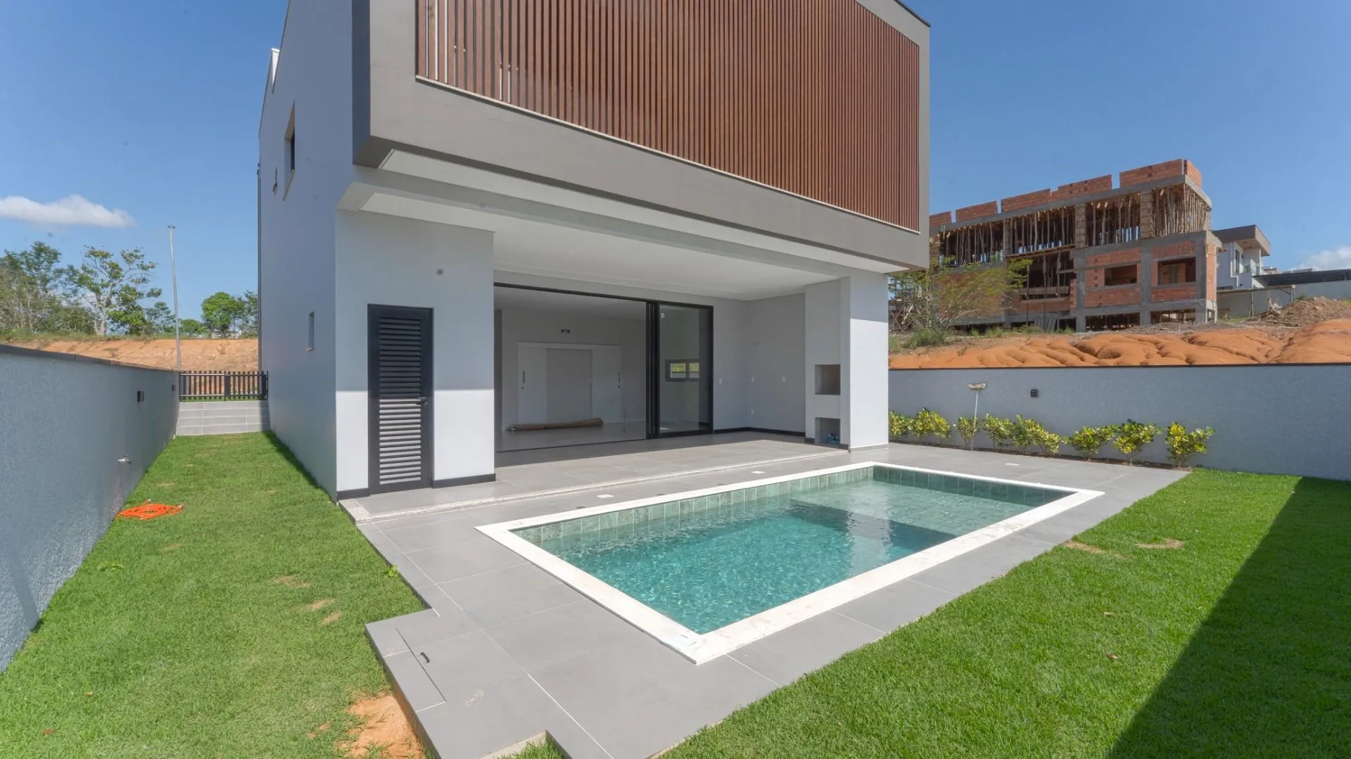 Casa Nova de Alto Padrão com 4 Suites e Piscina, à venda em Condominio Fechado no bairro Ponta Aguda - Blumenau — foto 3