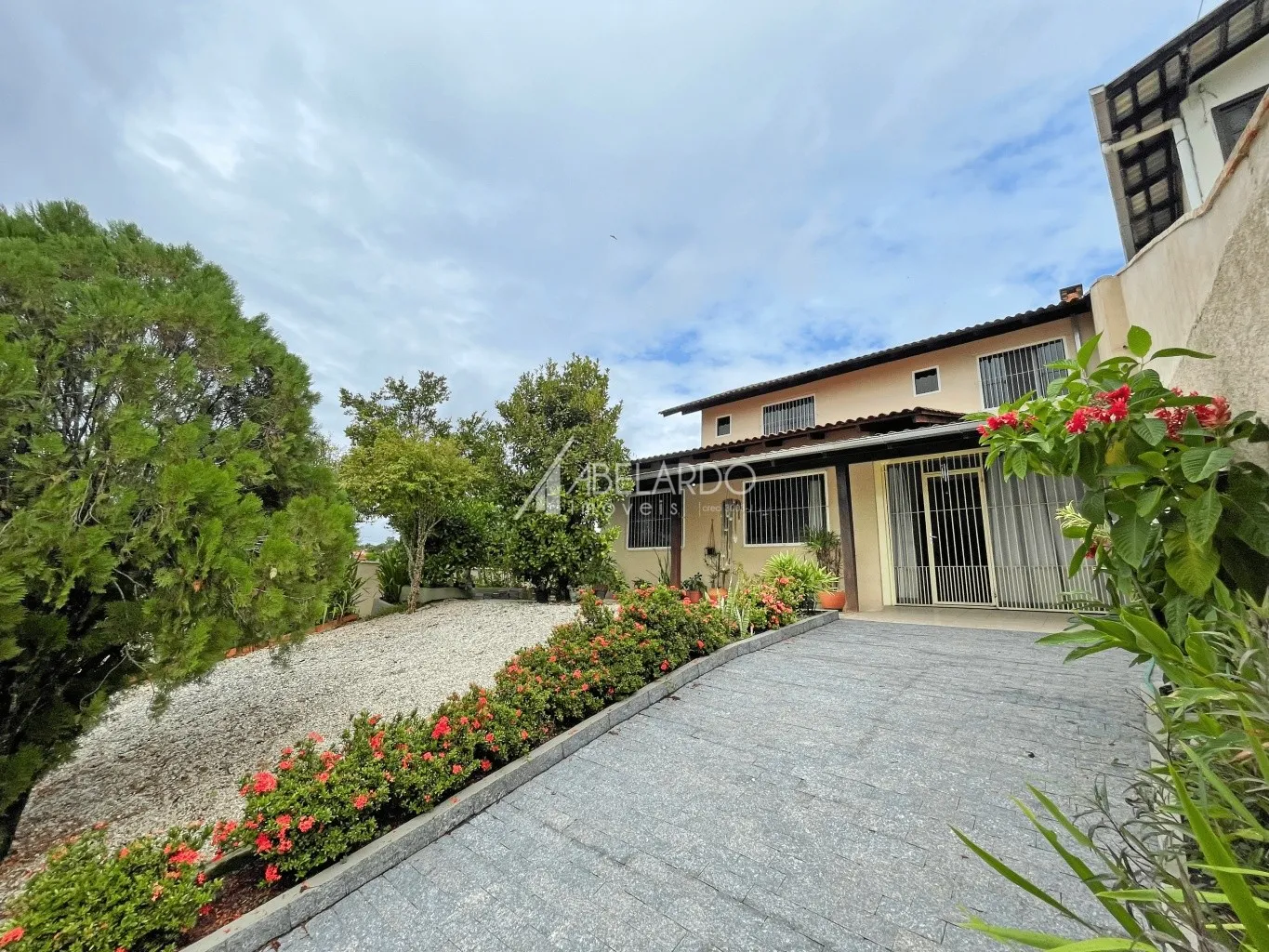 EXCELENTE CASA MOBILIADA COM TRÊS DORMITÓRIOS, SENDO DUAS SUÍTES, APTA PARA FINANCIAMENTO - BAIRRO ESCOLA AGRICOLA - foto 1