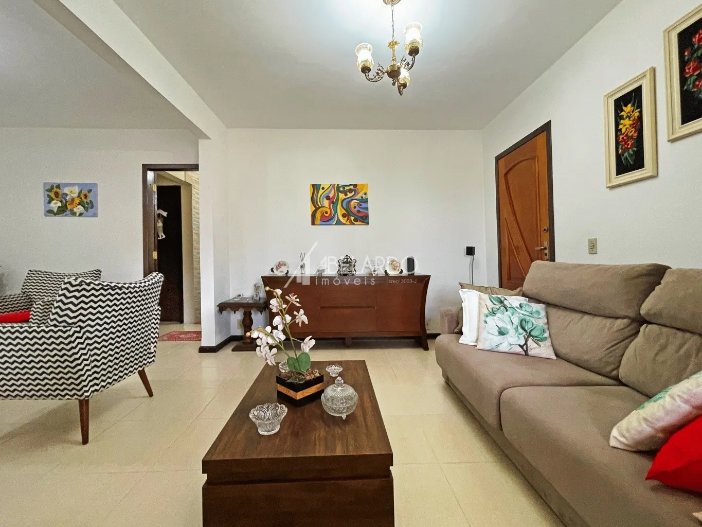 EXCELENTE CASA MOBILIADA COM TRÊS DORMITÓRIOS, SENDO DUAS SUÍTES, APTA PARA FINANCIAMENTO - BAIRRO ESCOLA AGRICOLA — foto 2