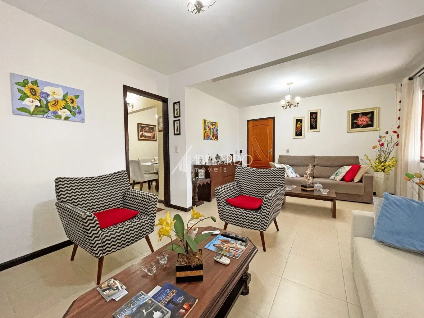 EXCELENTE CASA MOBILIADA COM TRÊS DORMITÓRIOS, SENDO DUAS SUÍTES, APTA PARA FINANCIAMENTO - BAIRRO ESCOLA AGRICOLA — foto 3