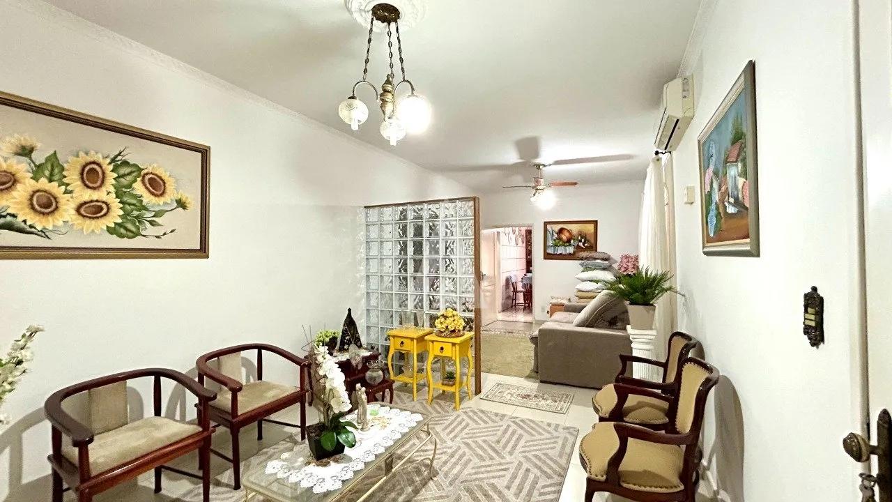 Sobrado com 2 suíte(s) mais 4 quarto(s) à venda no bairro Petrópolis em Joinville, por R$ 750.000.00. — foto 2