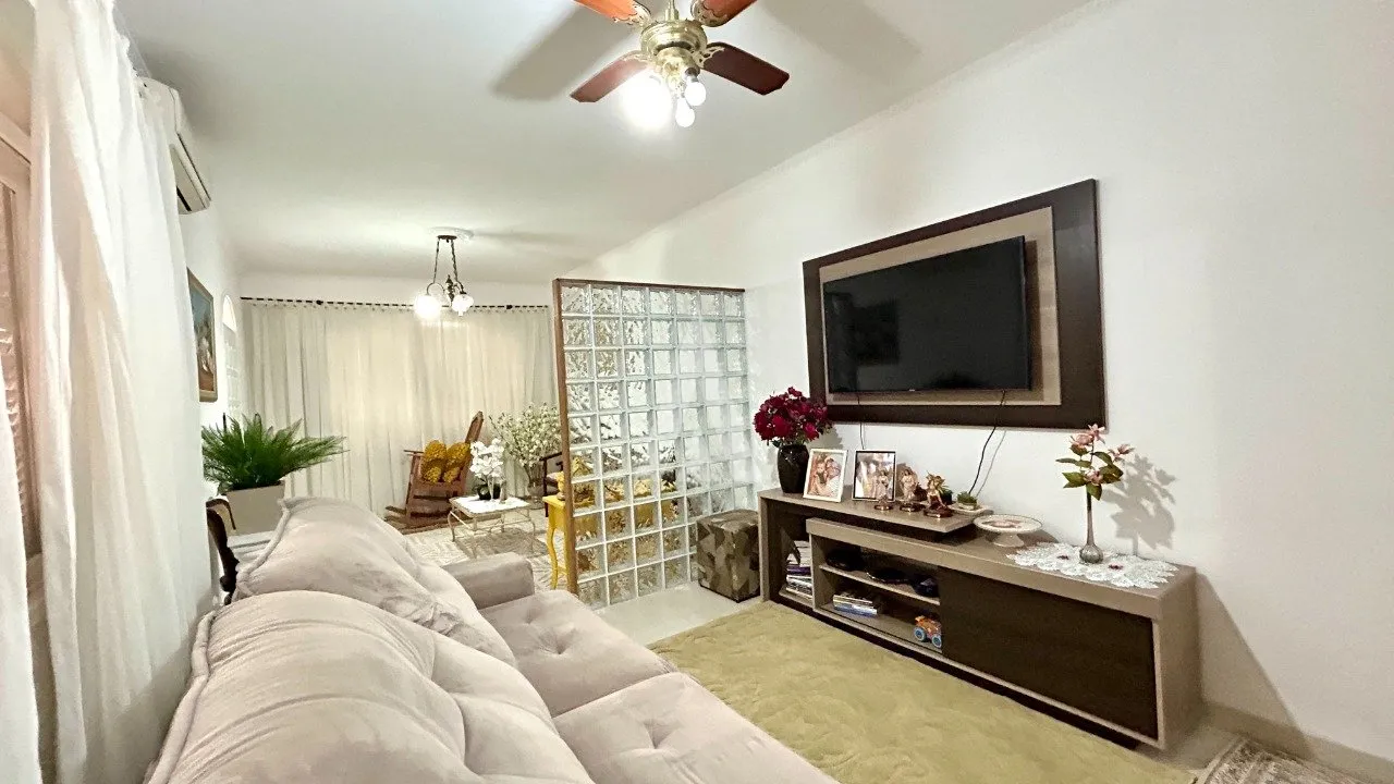 Sobrado com 2 suíte(s) mais 4 quarto(s) à venda no bairro Petrópolis em Joinville, por R$ 750.000.00. — foto 3
