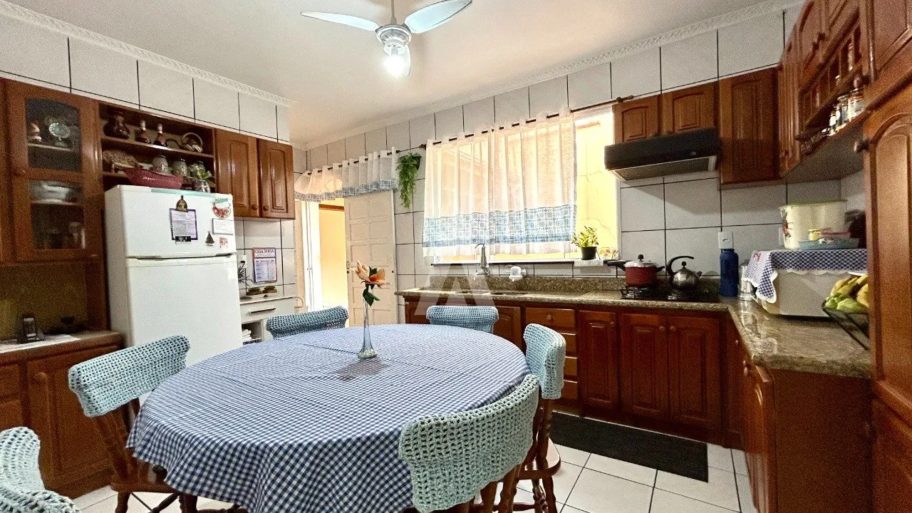 Sobrado com 2 suíte(s) mais 4 quarto(s) à venda no bairro Petrópolis em Joinville, por R$ 750.000.00. — foto 6