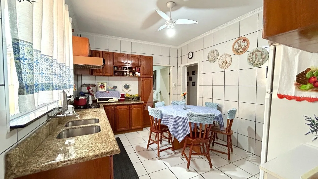 Sobrado com 2 suíte(s) mais 4 quarto(s) à venda no bairro Petrópolis em Joinville, por R$ 750.000.00. — foto 7