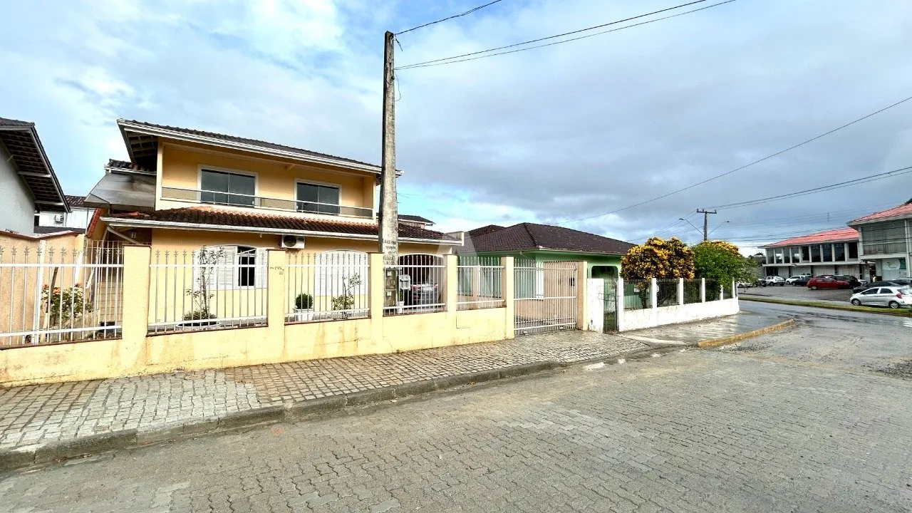 Sobrado com 2 suíte(s) mais 4 quarto(s) à venda no bairro Petrópolis em Joinville, por R$ 750.000.00. - foto 1