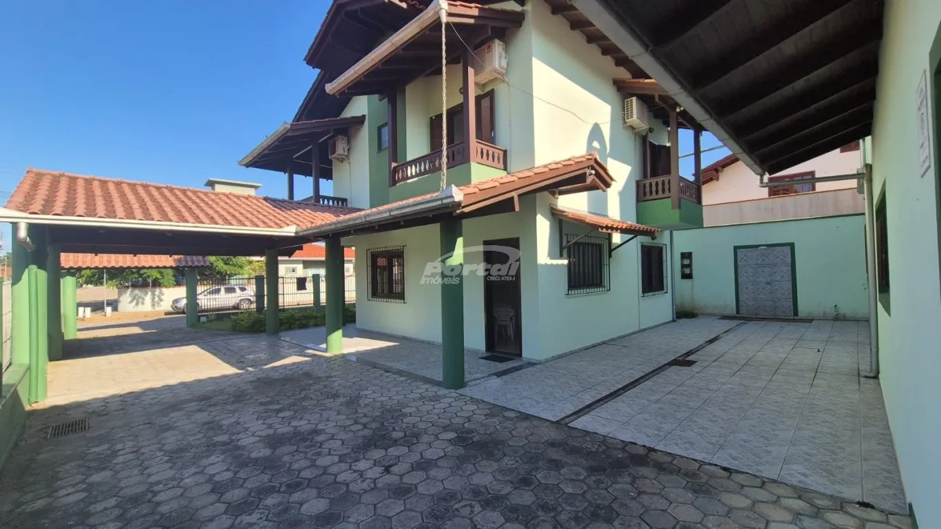 Ampla casa no centro de Balneário Piçarras - foto 1