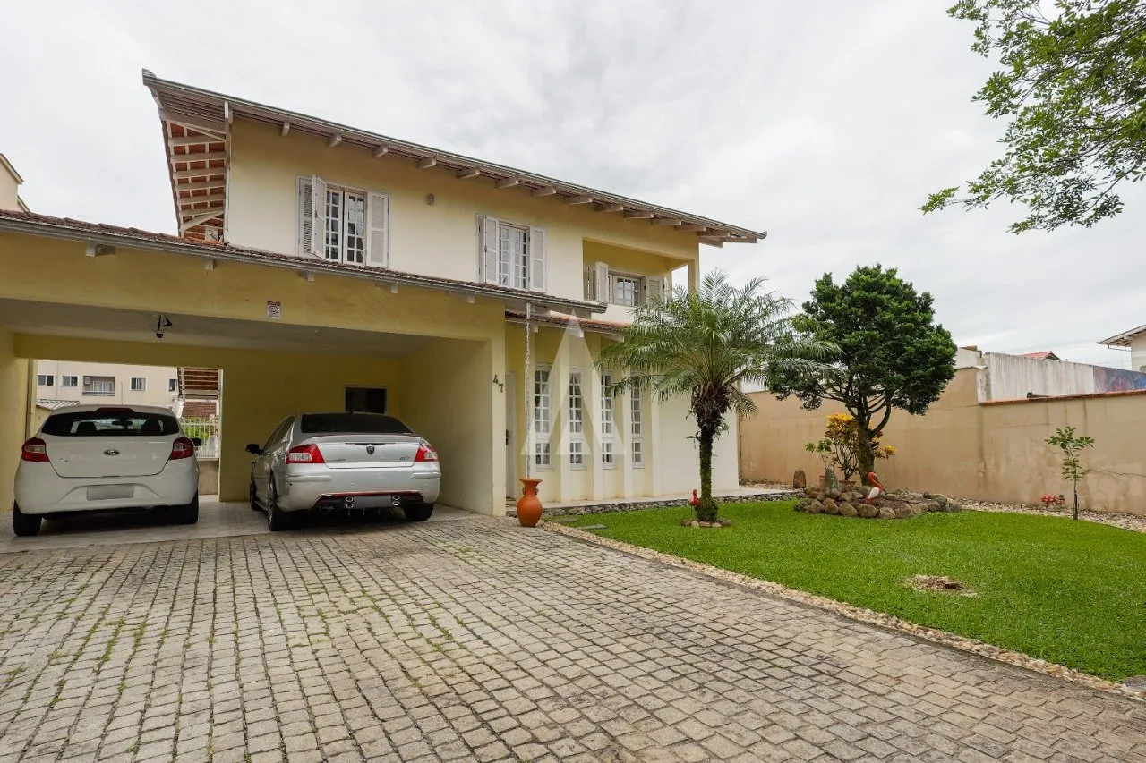 Casa com 1 suíte(s) mais 2 quarto(s) à venda no bairro Santo Antônio em Joinville, por R$ 1.600.000.00. - foto 1