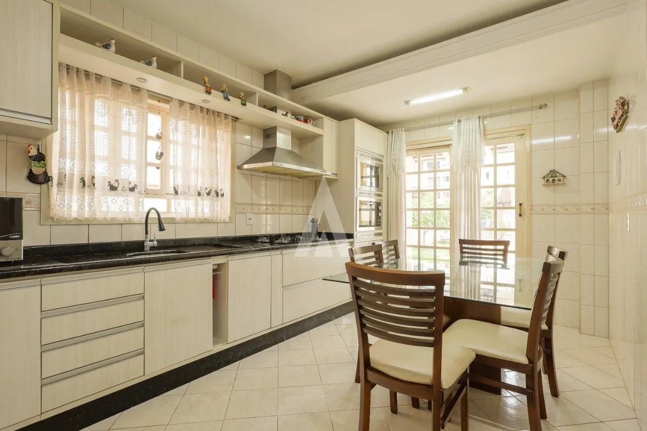 Casa com 1 suíte(s) mais 2 quarto(s) à venda no bairro Santo Antônio em Joinville, por R$ 1.600.000.00. — foto 2