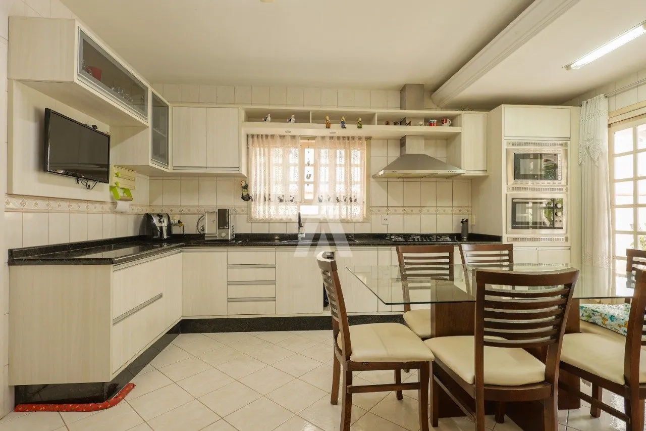 Casa com 1 suíte(s) mais 2 quarto(s) à venda no bairro Santo Antônio em Joinville, por R$ 1.600.000.00. — foto 3