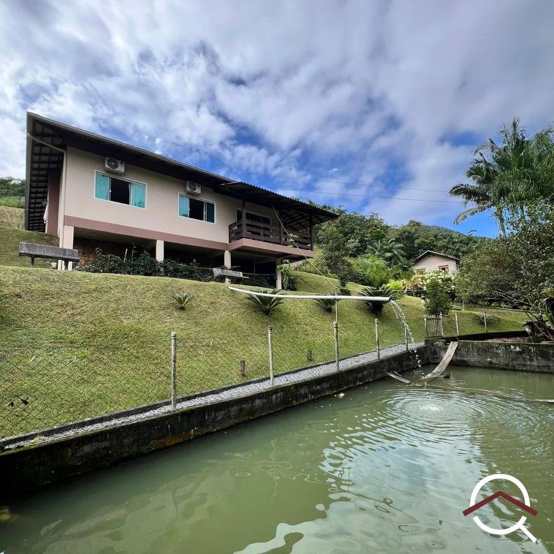 Sítio com casa, lagoa e rancho perto do centro. - foto 1