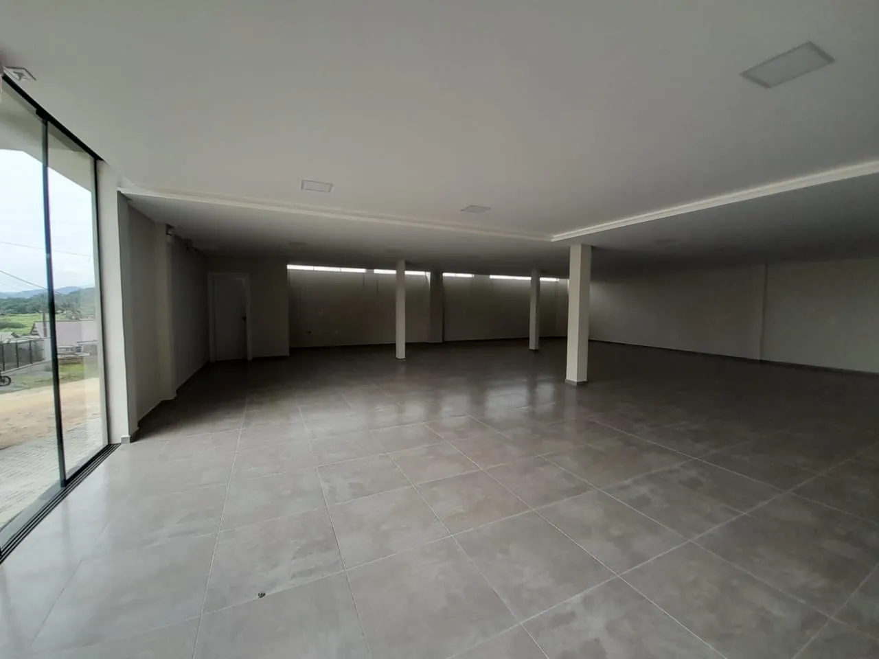 Sala comercial com 210m para alugar no bairro Margem Esquerda em Gaspar! Espaço amplo, ideal para seu negócio, com localização estratégica e excelente custo-benefício. — foto 2