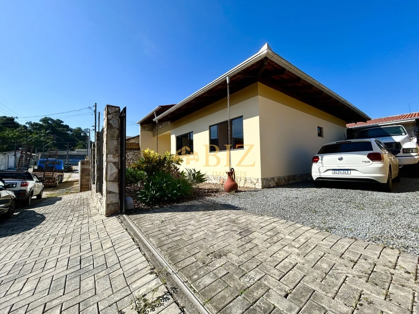 Linda casa plana MOBILIADA no Bairro Passo Manso, com 3 dormitórios sendo 1 suíte! - foto 1