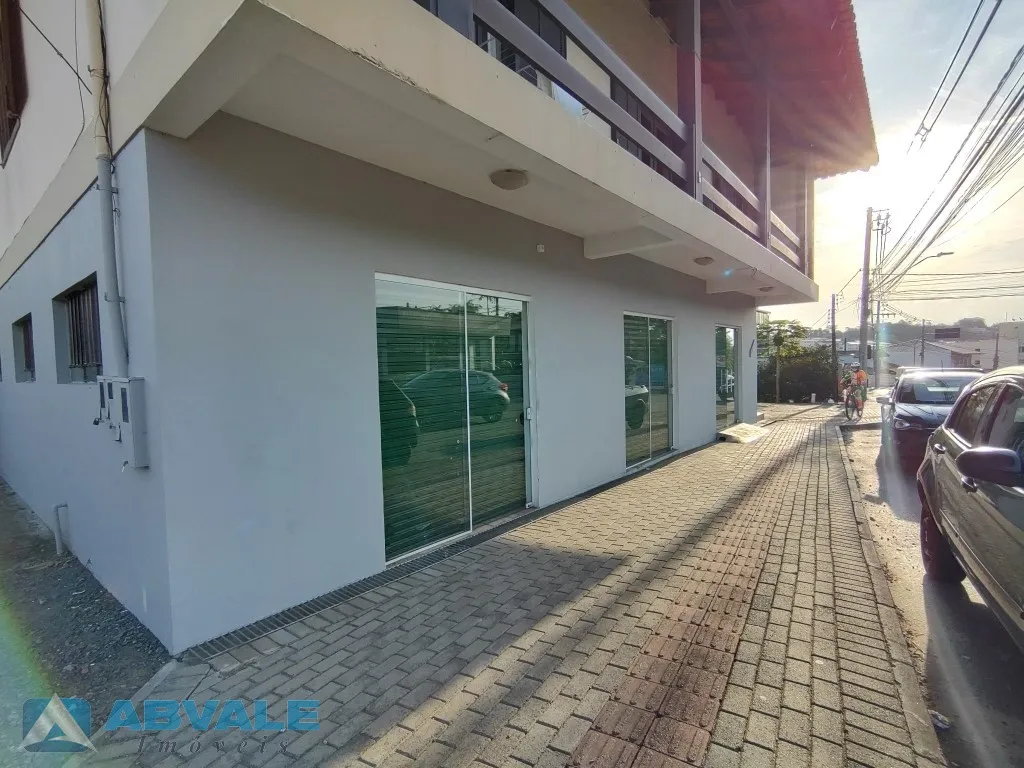 Aproximadamente 340m, tem essa ampla loja para locação na Rua General Osório - Blumenau/SC — foto 2