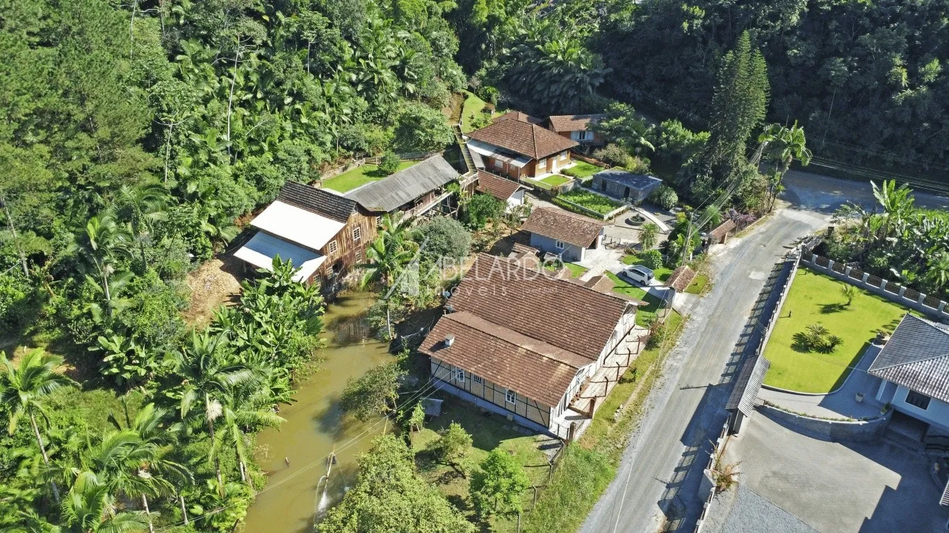 MARAVILHOSO SÍTIO NO BAIRRO VILA ITOUPAVA, UM VERDADEIRO REFÚGIO URBANO PARA DESFRUTAR DA NATUREZA. - foto 1