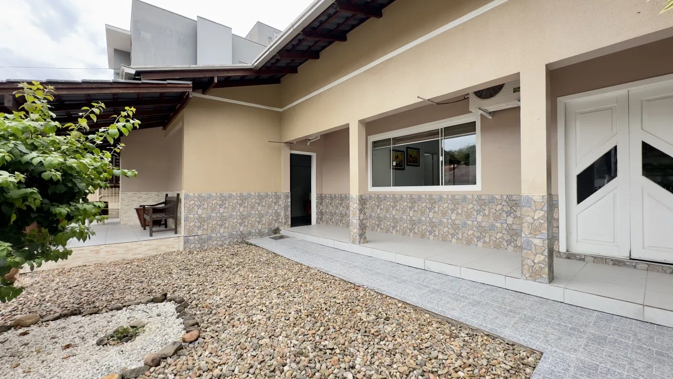"EM DESOCUPAÇÃO" Casa térrea semimobiliado próximo a Humberto de Campos, espaçosa, aconchegante. - foto 1