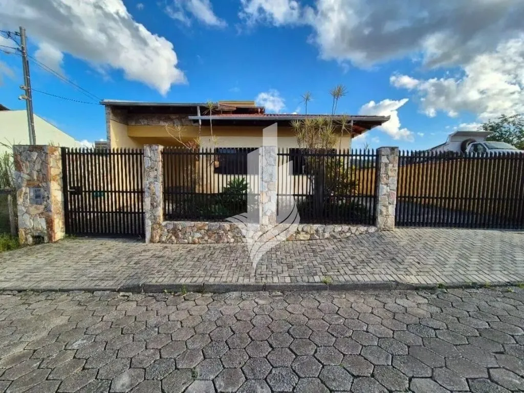 Casa térrea localizada no bairro Água Verde - foto 1