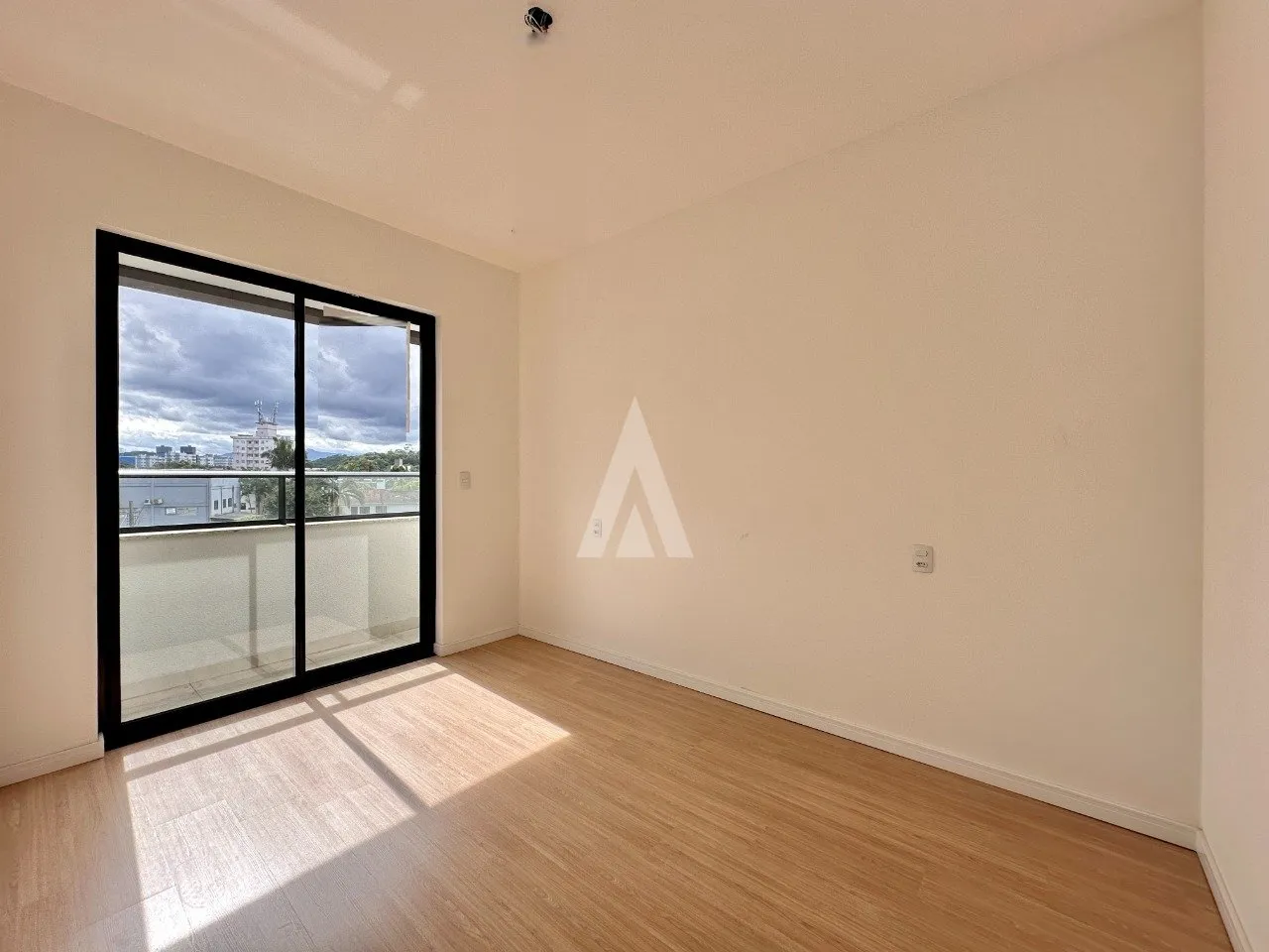 Apartamento com 1 suíte(s) mais 1 quarto(s) à venda no bairro Santo Antônio em Joinville, por R$ 431.300.00. — foto 2