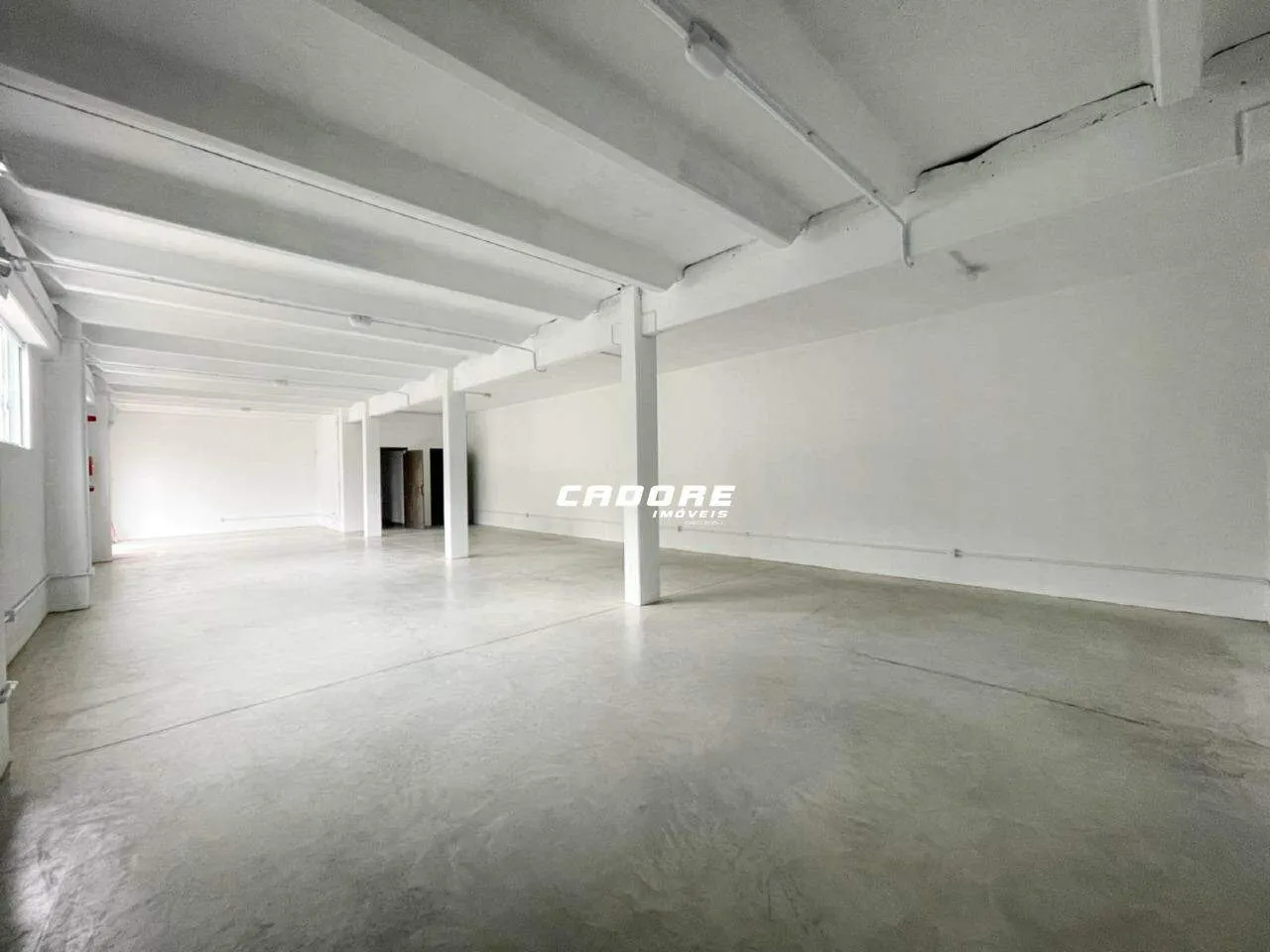 Excelente Sala comercial com aproximadamente 137m2 para locação no bairro Fortaleza I Cadore Imóveis — foto 4