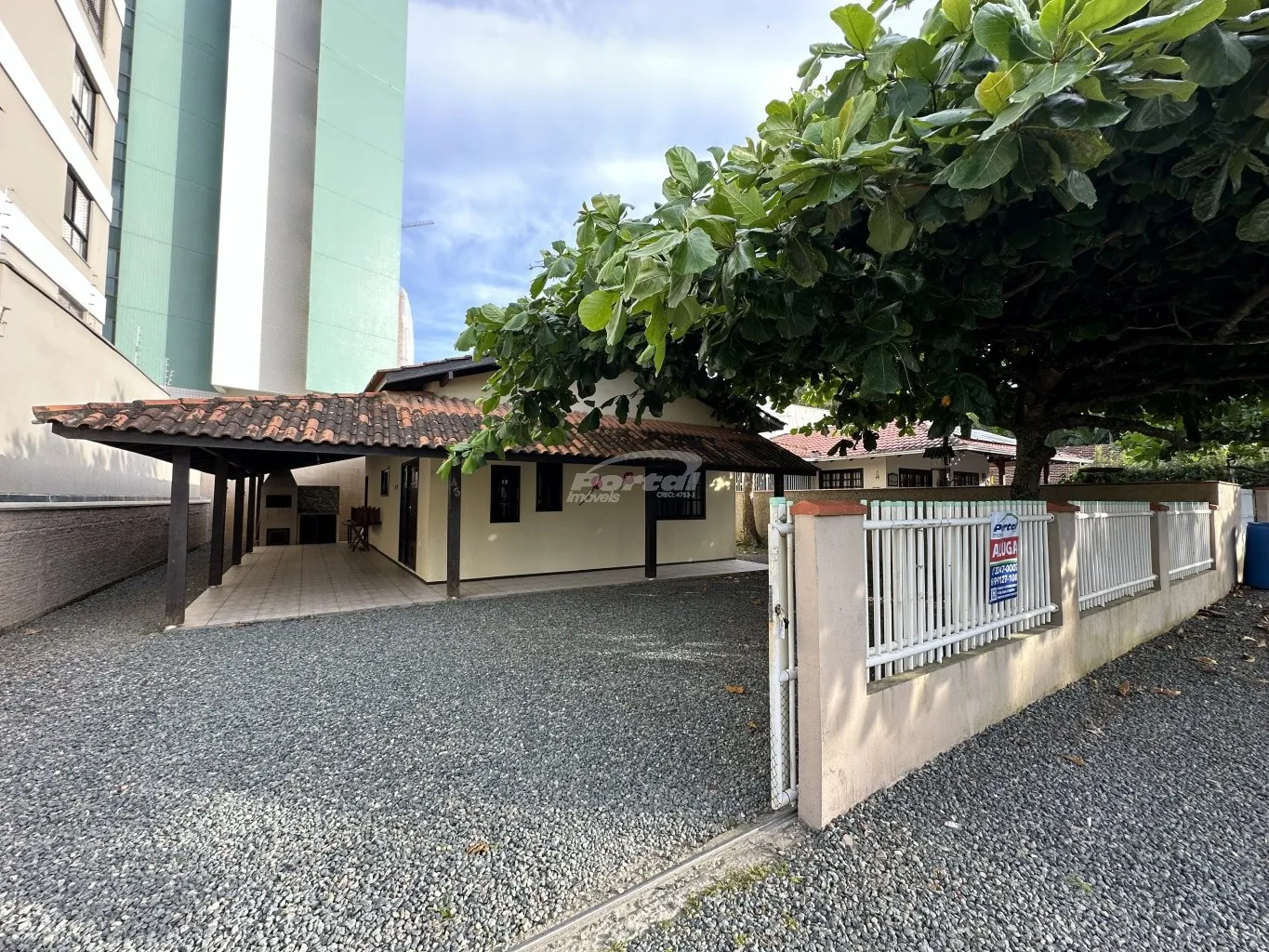 Casa semi mobiliada disponível para locação no bairro Centro, em Balneário Piçarras/SC (Cód. 21232) - foto 1