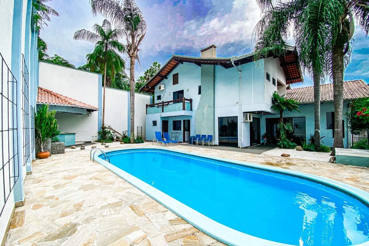 Casa de alto padrão no Bairro da Velha, em condomínio com vigilante 24 horas. Próximo a Vila Germânica! - foto 1
