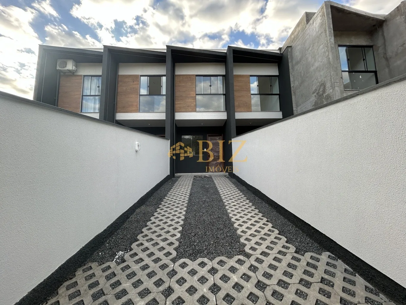 Excelente sobrado com 2 suítes, com espaço nos fundos, em rua agradável ao lado do Parque da Artex! - foto 1