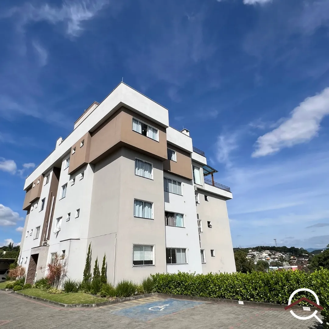 Apartamento mobiliado, decorado e climatizado, com 2 vagas de garagem individuais, próximo Centro. - foto 1