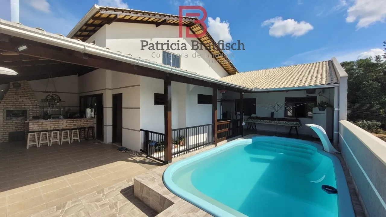 Ampla casa com piscina, área de festas e 04 dormitórios, sendo 01 suíte. Duas vagas garagem coberta . - foto 1