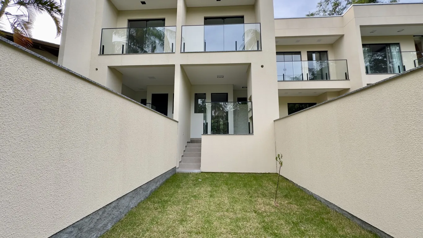 Este sobrado é a escolha ideal para famílias que buscam conforto e privacidade. Água Verde. - foto 1