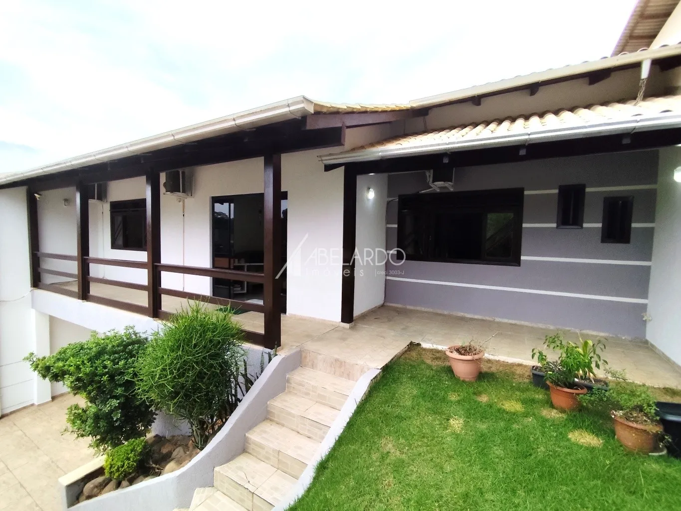 CASA SEMIMOBILIADA COM QUATRO DORMITÓRIOS, PISCINA, AMPLO JARDIM E EXCELENTE LOCALIZAÇÃO - BAIRRO PASSO MANSO - foto 1
