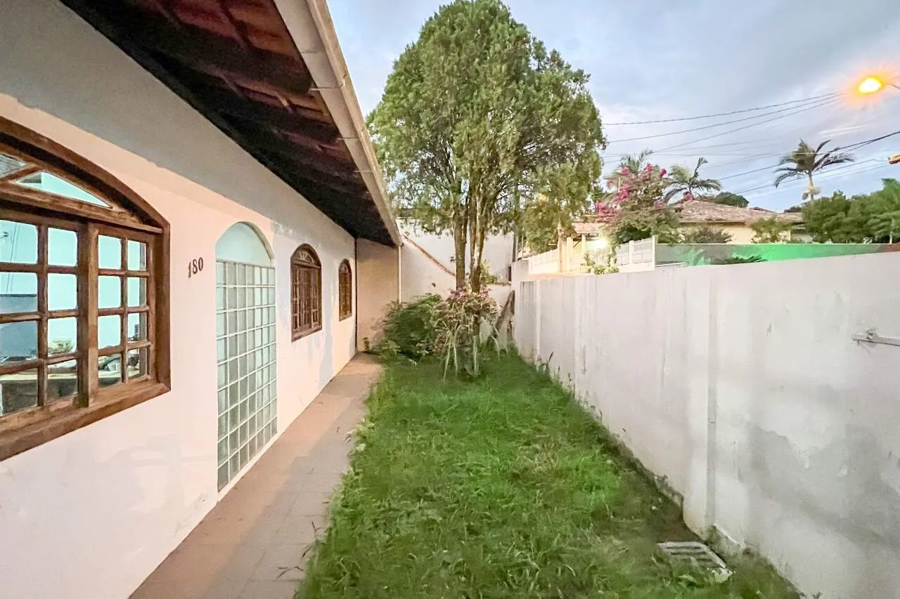 Casa averbada no bairro Escola Agrícola. - foto 1