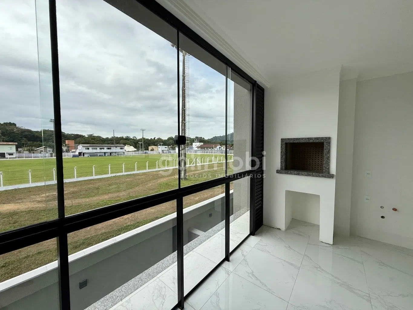 Apartamento novo, com living espaçoso e churrasqueira integrada. — foto 3