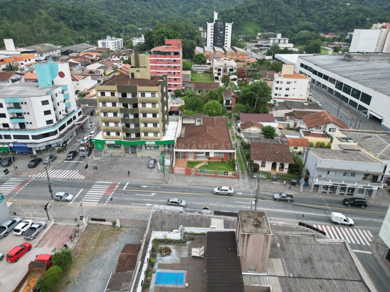 Excelente terreno com 1.158m ( 16,4 m de frente) no Bairro Garcia em Blumenau. Ponto comercial de frente para corredor de serviço. — foto 4