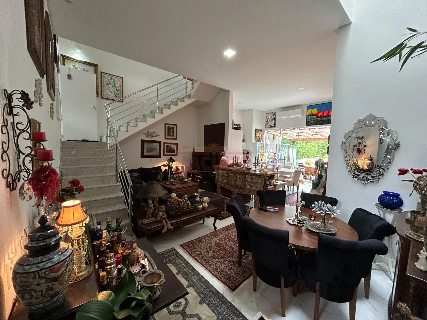 Casa semi mobiliada com 3 dormitórios sendo 1 suíte e 2 demi suítes no Bairro Fortaleza Alta. — foto 2