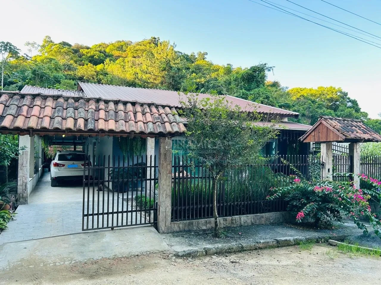 Casa plana semimobiliada com suíte, piscina a venda no bairro Testo Salto em Blumenau. - foto 1